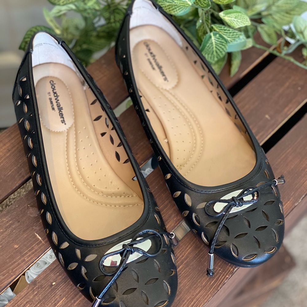 Like New! Comfortable Cloudwalker Cutout Flats - image 2